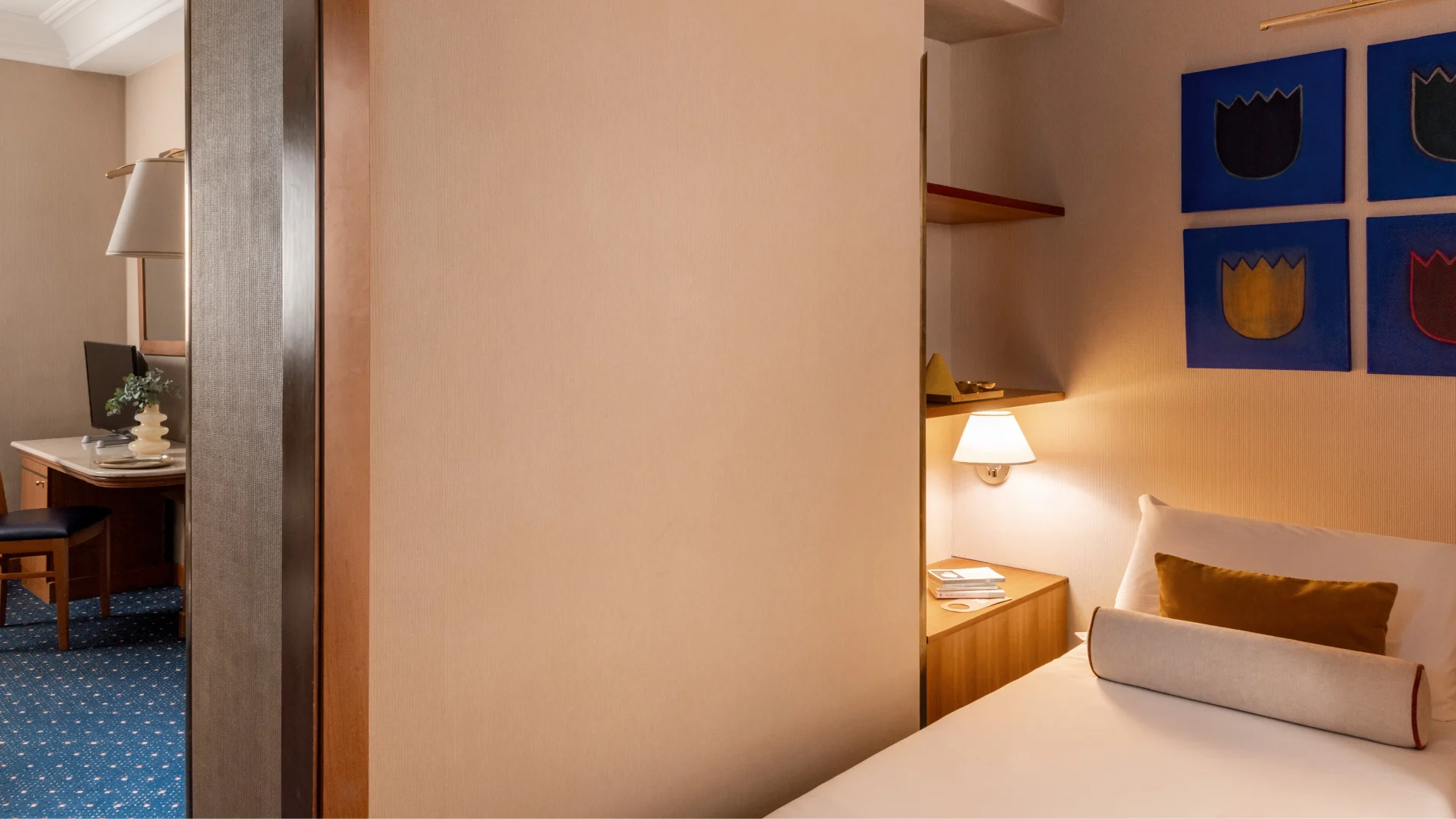 Camera con area soggiorno e scrivania, ambiente accogliente per viaggi business e leisure vicino a Piazza della Repubblica - Hotel Diocleziano, BZAR hotels a Roma