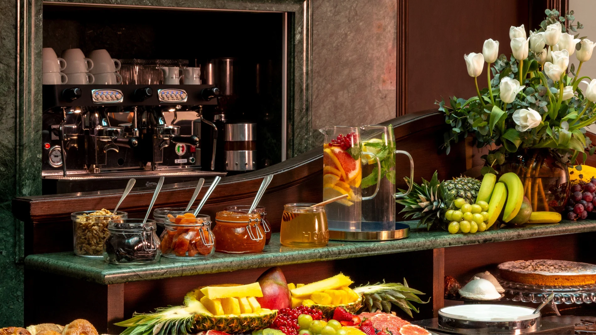 Sala colazioni con ricco buffet continentale, frutta fresca e specialità dolci nel centro di Roma vicino a Termini - Hotel Diocleziano, BZAR hotels a Roma [vista 2]