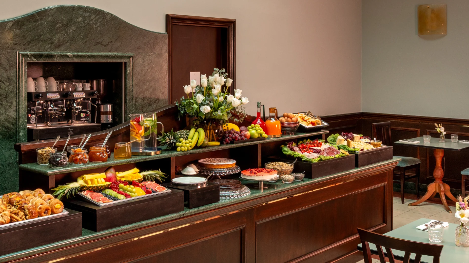 Sala colazioni con ricco buffet continentale, frutta fresca e specialità dolci nel centro di Roma vicino a Termini - Hotel Diocleziano, BZAR hotels a Roma [vista 3]