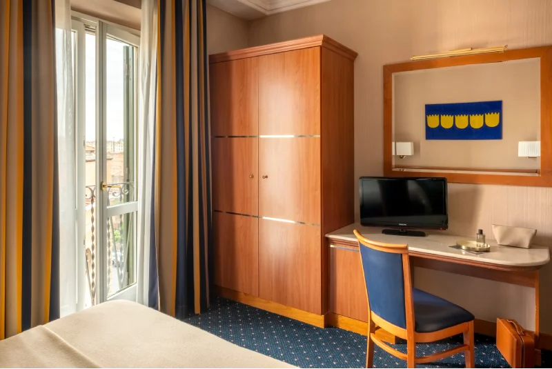 Camera Classic con scrivania, TV e balcone luminoso, ideale per soggiorni business e leisure nel centro di Roma - Hotel Diocleziano, BZAR hotels a Roma