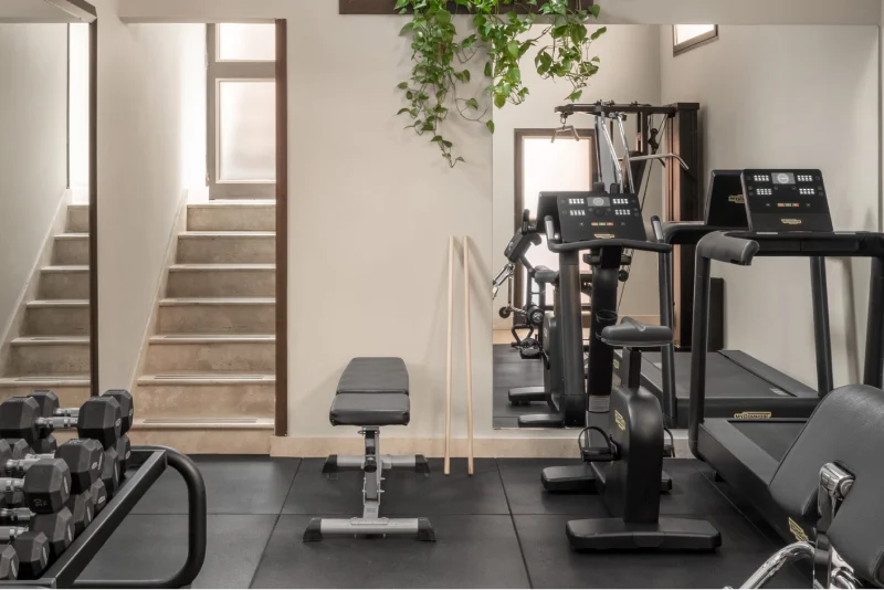 Palestra dell’hotel con tapis roulant, cyclette, pesi e attrezzature fitness per allenarsi durante il soggiorno a Roma - Hotel Diocleziano, BZAR hotels a Roma
