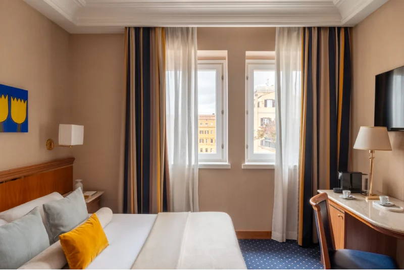 Suite elegante con camera matrimoniale luminosa, doppia finestra e vista sui palazzi storici di Roma vicino a Termini e Piazza della Repubblica - Hotel Diocleziano, BZAR hotels a Roma