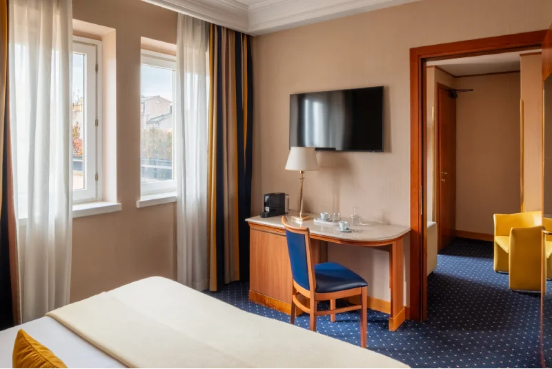 Suite con zona soggiorno separata, scrivania e TV, soluzione ideale vicino a Roma Termini e Terme di Diocleziano - Hotel Diocleziano, BZAR hotels a Roma