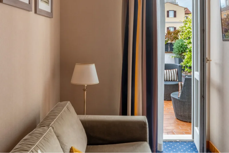Suite con salottino privato e accesso a terrazza esterna arredata, perfetta per rilassarsi nel cuore di Roma - Hotel Diocleziano, BZAR hotels a Roma