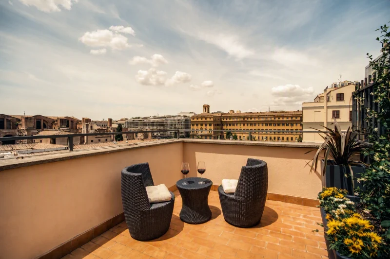 Terrazza panoramica con poltrone e vista sui tetti di Roma - Hotel Diocleziano, BZAR hotels a Roma