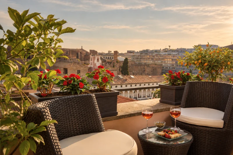 Terrazza con poltrone, aperitivo e vista sui tetti di Roma - Hotel Diocleziano, BZAR hotels a Roma