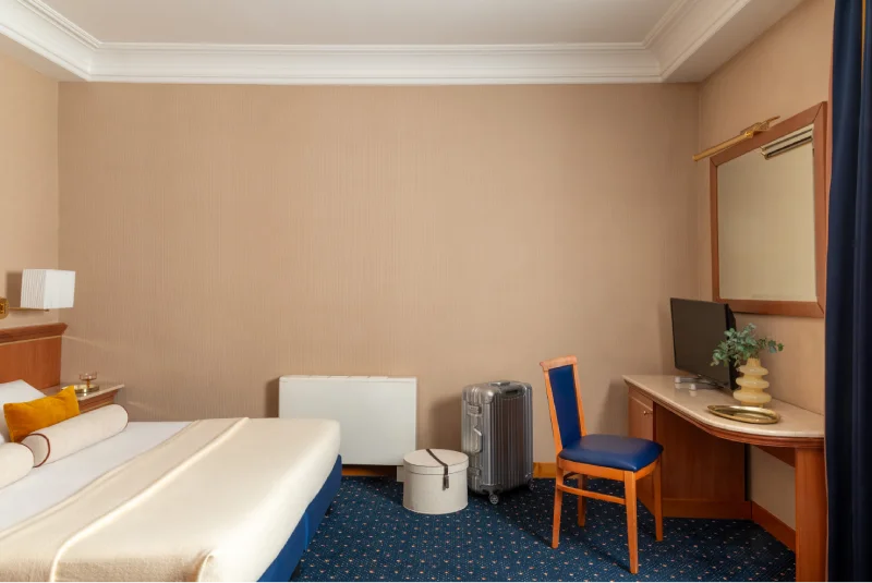 Camera Tripla con scrivania, TV e area relax, ideale per chi cerca comfort vicino a Termini e alle Terme di Diocleziano - Hotel Diocleziano, BZAR hotels a Roma
